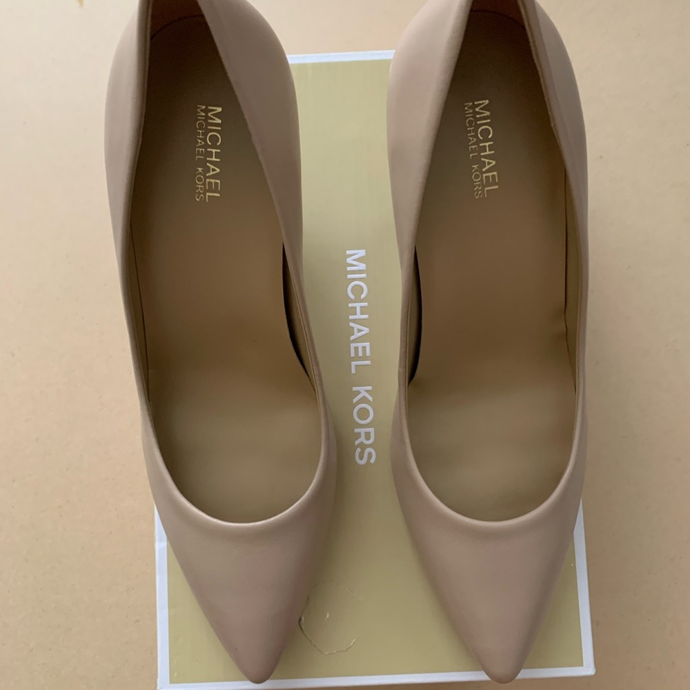 Light blush leather Micheal Kors heel shoes
